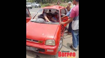 MAUT: Orang ramai berusaha membantu mengeluarkan penumpang kereta sebelum disahkan sudah meninggal dunia oleh pegawai perubatan di lokasi kejadian.