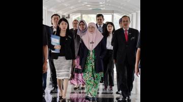Timbalan Perdana Menteri Datuk Seri Dr Wan Azizah Wan Ismail (tengah) hadir bagi mempengerusikan Mesyuarat Jawatankuasa Khas Ekspo 2020 Dubai Bil.1/2019 di Bilik Mesyuarat Jawatankuasa 1, Bangunan Parlimen hari ini. - Gambar Bernama 