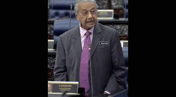 PERJELAS: Tun Dr Mahathir ketika menjawab soalan ketika sidang Dewan Rakyat pada Mesyuarat Ketiga, Penggal Kedua Parlimen ke-14 di Bangunan Parlimen semalam. — Gambar Bernama
