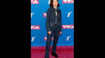 ALBUM SULUNG: Gambar fail bertarikh 20 Ogos 2018 ini menunjukkan King Princess tiba untuk Anugerah Muzik Video MTV 2018 di Radio City Music Hall, New York. — Gambar Reuters