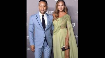 LELAKI HIDUP PALING SEKSI: John Legend dan isterinya Chrissy Teigen semasa menghadiri satu majlisdi Culver City, California baru-baru ini.   — Gambar AFP