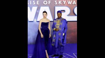 KE MANAKAH HALA TUJU: Gambar fail yang diambil pada 18 Disember 2019 ini menunjukkan dua pelakon ‘Star Wars: The Rise of Skywalker’ iaitu Daisy Ridley (kiri) dan John Boyega semasa tayangan perdana filem itu di London. — Gambar AFP