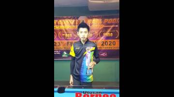 JUARA: Jken Yung bersama piala yang dimenangi selaku juara Kejohanan 9-Ball Pool Tertutup Sabah 2020 yang berlangsung di Taipan, Inanam, Kota Kinabalu, baru-baru ini.