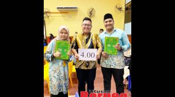 CEMERLANG: Firdzan Nur Yasin dan Nurul Ain bersama guru pengiring selepas mengambil sijil pencapaian STPM 2019 terbaik. 