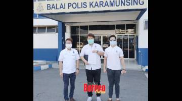 LAPOR: Max (tengah) yang ditemani dua rakannya tampil membuat laporan polis di Balai Polis Karamunsing.