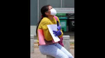 PILU: Seorang wanita menangis di luar hospital Guasmo Sur di Guayaquil, Sabtu lalu selepas menerima berita mengenai kematian ahli keluarganya akibat COVID-19 pandemic. — Gambar AFP