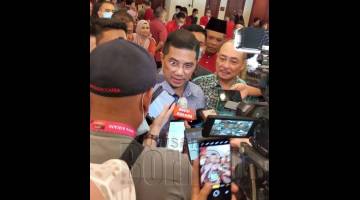 JELASKAN: Azmin memberikan penjelasan kepada media.