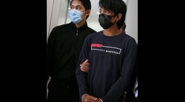 BERSALAH: Mohd Shahridhuan (kanan), mengaku bersalah di Mahkamah Sesyen Shah Alam semalam atas enam pertuduhan menerima rasuah berjumlah RM3,900 daripada pemilik sebuah pusat urutan dan spa antara 2016 dan 2017. — Gambar Bernama
