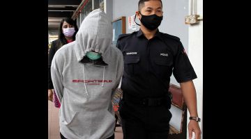  Seorang atendan klinik kerajaan mengaku tidak bersalah di Mahkamah Sesyen hari ini atas dua tuduhan melakukan amang seksual terhadap dua anak perempuan kandungnya di Sitiawan, April 2020. - Gambar Bernama