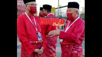 YAKIN: Bung (kanan) berkata sesuatu kepada Ismail (kiri) semasa perhimpunan Agung UMNO bulan Mac lepas.