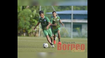 BERLATIH: Sebahagian pemain Sabah FC semasa mengadakan sesi latihan di sini.