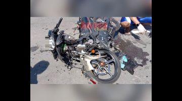 REMUK: Keadaan motosikal mangsa yang remuk selepas kemalangan.