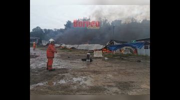 TERBAKAR: Pasukan bomba menjalankan operasi memadam kebakaran di salah sebuah rumah pekerja yang terbakar.