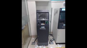 Mesin ATM di sebuah premis di Siburan pecah pada bahagian skrin.
