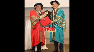 TAHNIAH: Bung menerima Skrol  Ijazah Kehormat Doktor Sains  Politik daripada Timbalan Menteri Pengajian Tinggi Dato'Dr Ahmad Masrizal Muhammad sempena majlis tersebut.