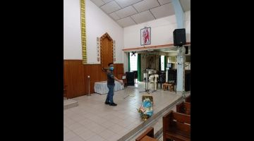 ROSAK: Keadaan salah satu patung yang dirosakkan di dalam Gereja Katedral St. Francis Xavier di sini semalam.