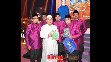 TERIMA KASIH: Hajiji menerima cenderamata daripada kumpulan nasyid Rabbani pada  pada Majlis Ceramah Perdana berkenaan.