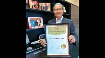 Mohammad Medan menunjukkan Anugerah Emas untuk Anugerah Pelaporan Australasian 2022 (ARA) yang diterima oleh Kumpulan BPHB.
