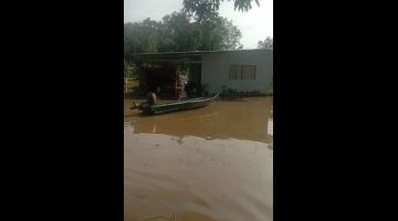 BEGINILAH keadaan salah sebuah rumah yang ditenggelami banjir di Kg Dungau, Membakut.