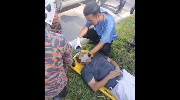 MAUT: Kakitangan Kementerian Kesihatan Malaysia (KKM) menjalankan pemeriksaan terhadap salah seorang mangsa di lokasi.