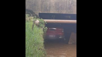 HANYUT: Keadaan kenderaan mangsa yang dihanyutkan banjir.