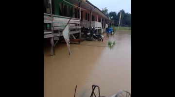 Sebahagian kawasan rendah Rumah Sultan Anai di Kuala Bok, Tinjar dilanda banjir.
