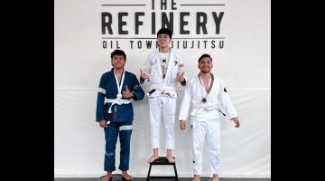 Wong (tengah) muncul juara dalam pertandingan Oil Town Throwdown BJJ di The Refinery, Kuala Belait baru-baru ini.