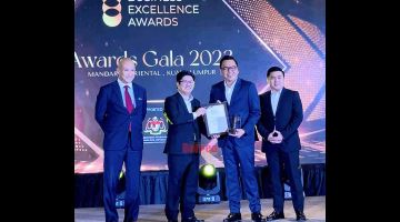 IKTIRAF: Rafie (dua kanan) menerima Anugerah 'Bumiputera Business Excellence Awards (BBEA)' kategori 'SME Tourism, Boutique Resort' daripada Ewon (tengah) sempena BBEA Awards Gala 2023 di Kuala Lumpur.