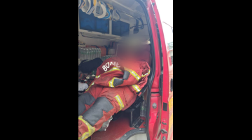CEDERA: Pegawai bomba wanita mengalami kecederaan selepas terkena renjatan elektrik semasa memadam kebakaran.