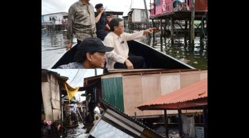 PRIHATIN: (Gambar atas) Presiden Parti WARISAN Datuk Seri Panglima Mohd Shafie Apdal menaiki bot Meninjau tempat kejadian. Beliau diiringi Ketua Polis Daerah Semporna, Superintenden Mohd Farhan Lee Abdullah (belakang). (Gambar bawah) keadaan jambatan runtuh di Kampung Bangau Bangau.