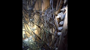 Kelihatan wayar kabel peralatan elektrik berselirat dalam stor di sebuah rumah di Vista Perdana, Miri malam Selasa.