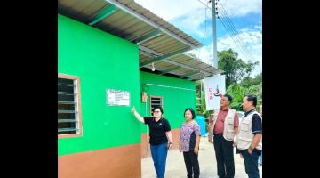 Doris (empat kanan) sedang menunjukkan tanda bagus sambil diperhatikan oleh Riti (tiga kanan), Suggom (dua kanan) serta Mathew semasa meninjau projek naik taraf Rumah Biro Wanita di Rumah Riti Ganja, Kampung Empadi Batu Anchau, Undop, Sri Aman, baru-baru ini.