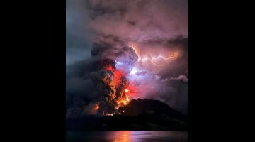 Gambar serahan Pusat untuk Mitigasi Bencana Vulkanologi dan Geologi kelmarin menunjukkan Gunung Ruang memuntahkan abu dan asap setinggi dua kilometer ke langit seperti dilihat dari Sitaro, Sulawesi Utara.  — Gambar AFP