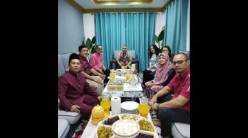 Snowdan (duduk tengah), Melinda (duduk empat kanan), Mohd Adam (duduk tiga kiri), Idris Manap (duduk kiri) bersama yang lain semasa kunjungan Hari Raya di kediaman ketua kampung berkenaan dekat sini.