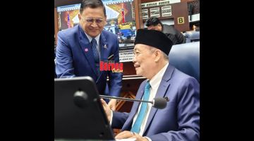 BINCANG: Mohd Arifin (kiri) sempat berbincang dengan Ketua Menteri Datuk Seri Panglima Hajiji Haji Noor sebelum sidang DUN bermula.