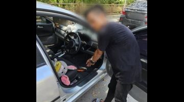 RAMPAS: Suspek menunjukkan kenderaan yang dipercayai digunakan ketika melakukan samun terhadap mangsa lelaki OKU di Kampung Kopungit, Kepayan, di sini. 