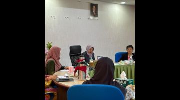 Rosey (tengah) mempengerusikan mesyuarat berkaitan penerbitan Buku Wanita Sarawak 2024 Bertemakan Inovasi dan Teknologi.