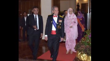 Tun Wan Junaidi (tengah) diiringi Toh Puan Fauziah (kanan) hadir ke Majlis Jamuan Negeri ssempena Istiadat Pembukaan Penggal Ketiga DUN Sarawak Ke-19 di Kuching, malam tadi.