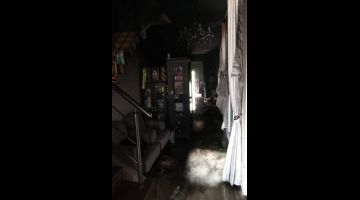 Sebahagian harta benda yang rosak akibat kebakaran sebuah rumah teres dua tingkat di Jalan Aru 6, Miri tengah hari Isnin.