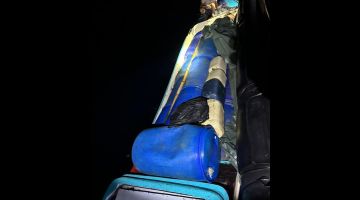SELUDUP: Tong biru berisi minyak petrol yang dirampas semasa penahanan suspek.