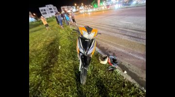 Keadaan motosikal mangsa selepas kemalangan di Jalan Tun Ahmad Zaidi Adruce, Sibu petang Selasa.
