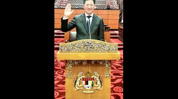 Lau mengangkat sumpah sebagai Senator di Dewan Rakyat, semalam.- Gambar Facebook Robert Lau Hui Yew