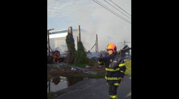 Pasukan bomba memadam kebakaran di lokasi. - Gambar JBPM