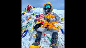 Wong mengibarkan bendera Ibu Pertiwi dan Jalur Gemilang selepas berjaya tiba di puncak Gunung Everest pada 19 Mei lalu. 