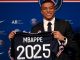 Gambar menunjukkan Mbappe mempamerkan jersi yang tertera nombor 2025 pada sidang media di Stadium Parc des Princes di Paris. — Gambar AFP