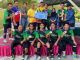 Johnny (empat kiri) menyampaikan hadiah kepada pasukan Bocah Mumet yang muncul juara Futsal Terbuka Piala Pusingan ADUN Tanjong Batu.