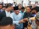 Anwar bersalaman dengan jemaah yang hadir sebelum menunaikan solat Jumaat bersama rakyat di Masjid Bandar Teknologi Kajang hari ini. -Gambar BERNAMA