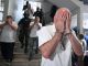 Pegawai polis mengiringi tiga rakyat AS dan seorang rakyat Honduras yang menutup muka dengan tangan ketika hadir di mahkamah di Tegucigalpa kelmarin. — Gambar AFP