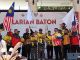 Abdul Karim (lima kiri) menyerahkan baton kepada bekas atlet para SUKMA pada  Majlis Perasmian Larian Baton Sukan Malaysia (SUKMA) XXI Sarawak 2024 yang bermula di Bahagian Limbang di Lawas hari ini.